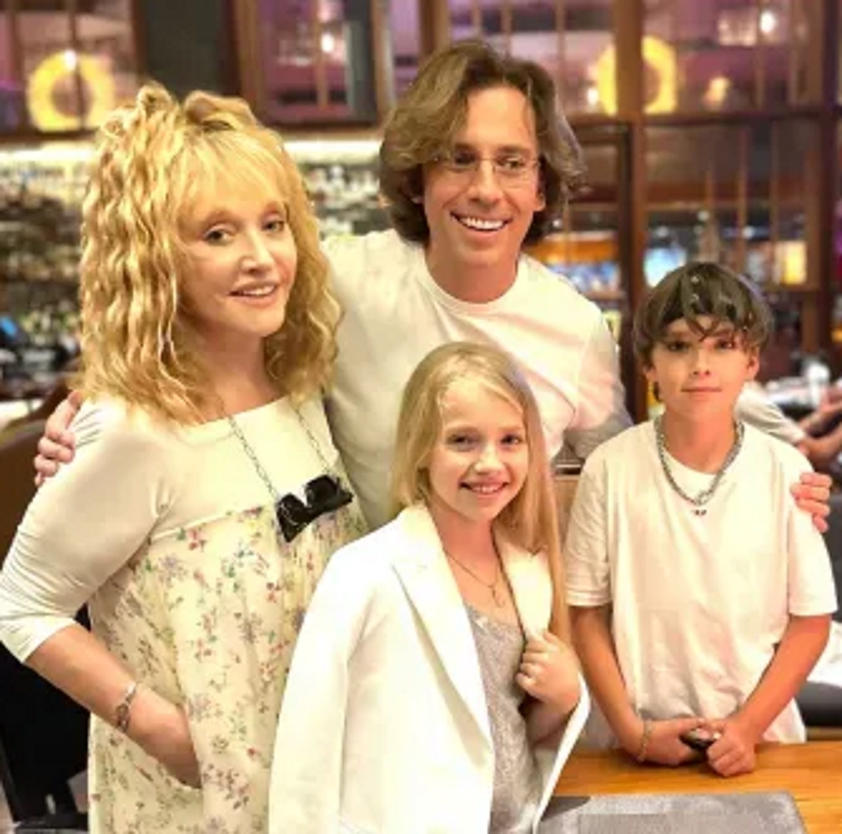 Алла Пугачева с Максимом Галкиным* и двойняшками Гарри и Лизой. Фото: соцсети