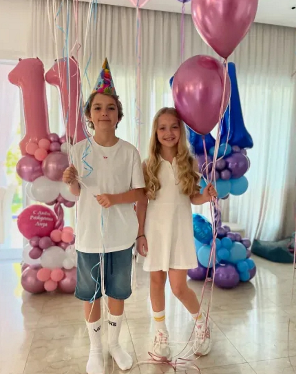 Двойняшки Гарри и Лиза учатся в Лондоне. Фото: соцсети