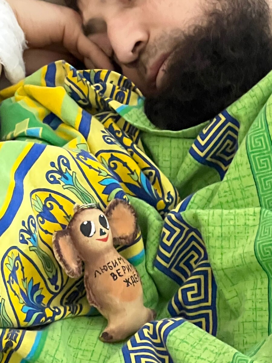 Боец спал. Мы оставили ему на кровати изделия наших мастериц