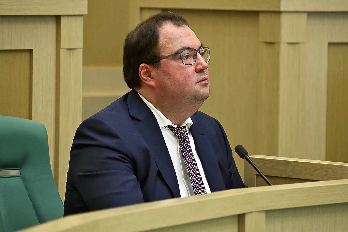 Читайте также Дело бывшего замглавы Минцифры Максима Паршина: следствие склеило последовательность
В ходе заседания по делу о возможной взятке бывшего замглавы Минцифры Максима Паршина стало известно, что глава Минцифры Максут Шадаев во время распределения грантов от РФРИТ обвинял подсудимого в коррупции на этапе конкурсного отбора. Гособвинение расставило главные вехи дела.