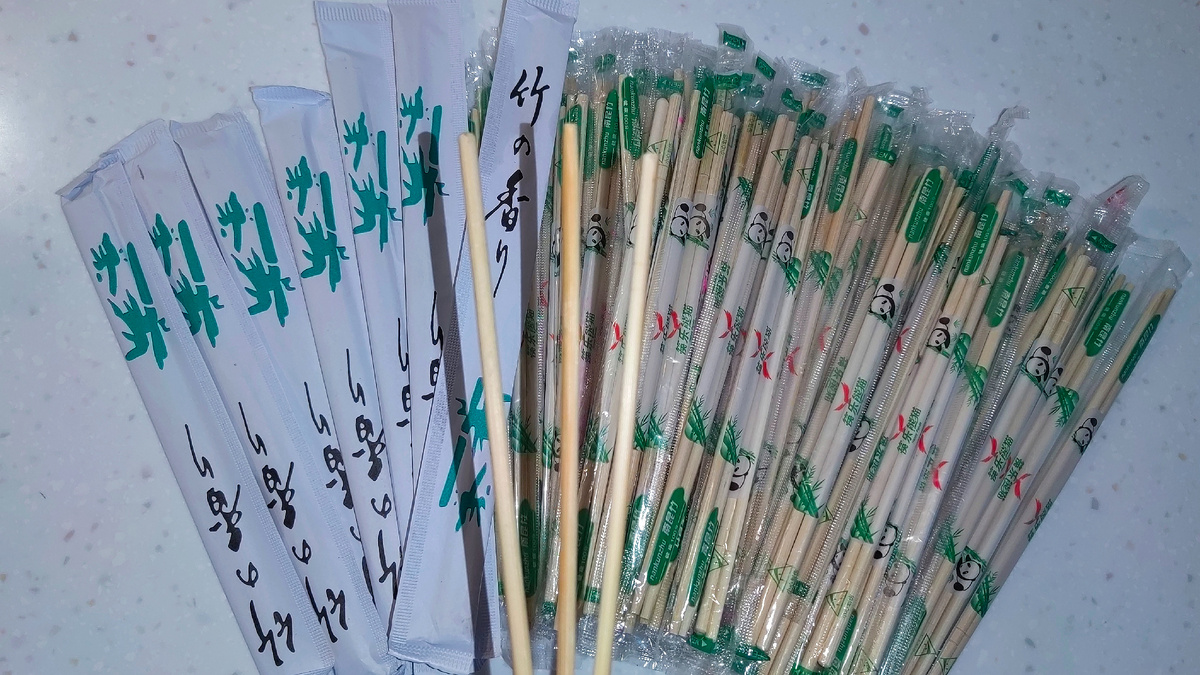 Суши семья ела вилкой и скопилась масса палочек. Фото автора