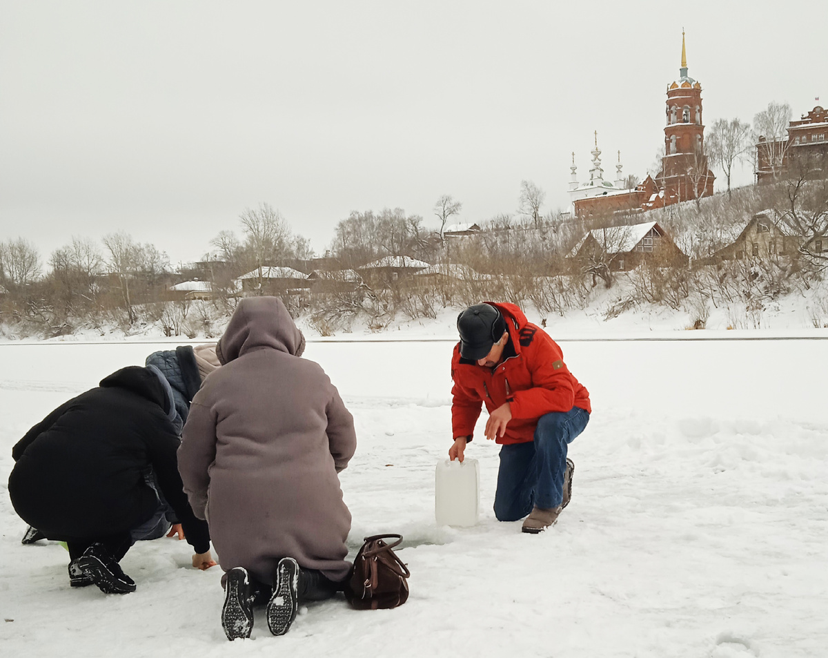 Все желающие смогли зачерпнуть крещенской воды. Лёд выдержал