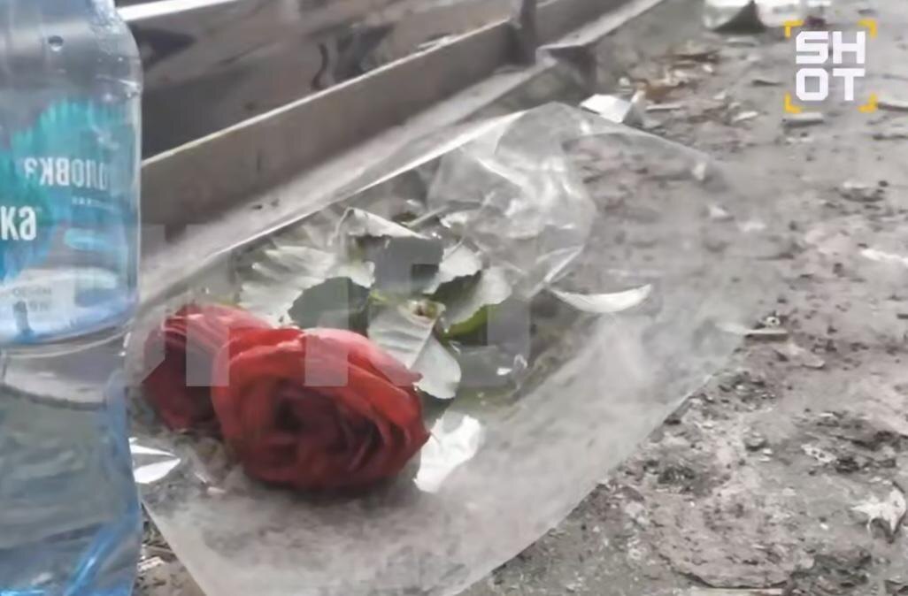 На месте преступления обнаружены цветы. Фото: скрин видео тг-канал "SHOT".