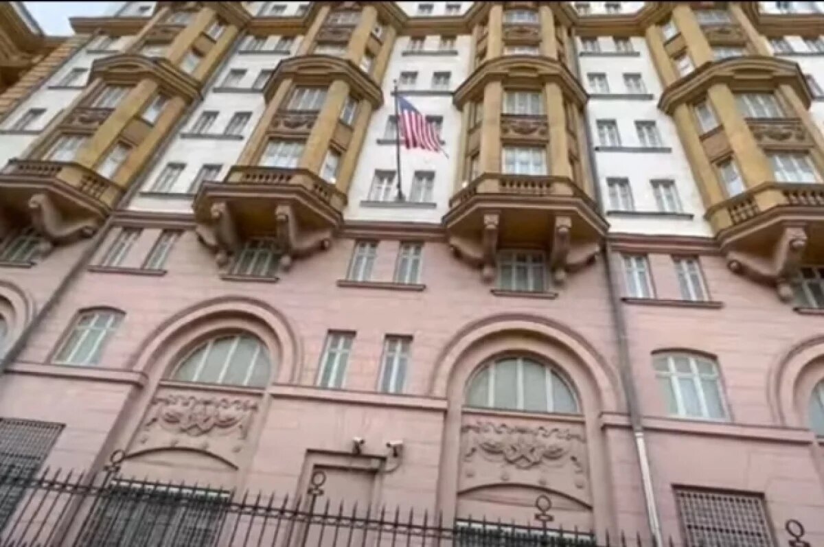    Над посольством США в РФ подняли американский флаг, приспущенный Байденом