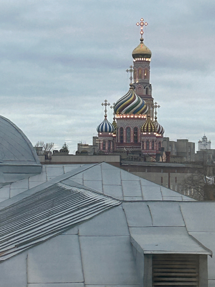 Вид на церковь из окна отделения