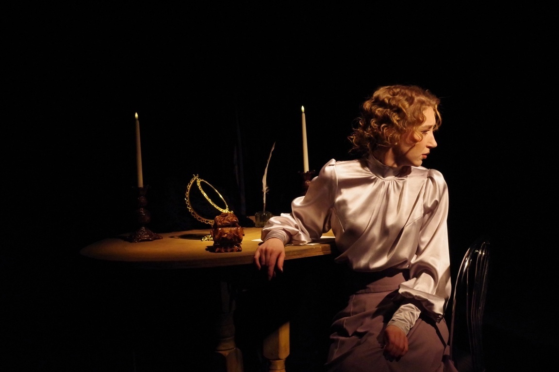 Актриса Юлия Тимофеева в роли МУзы