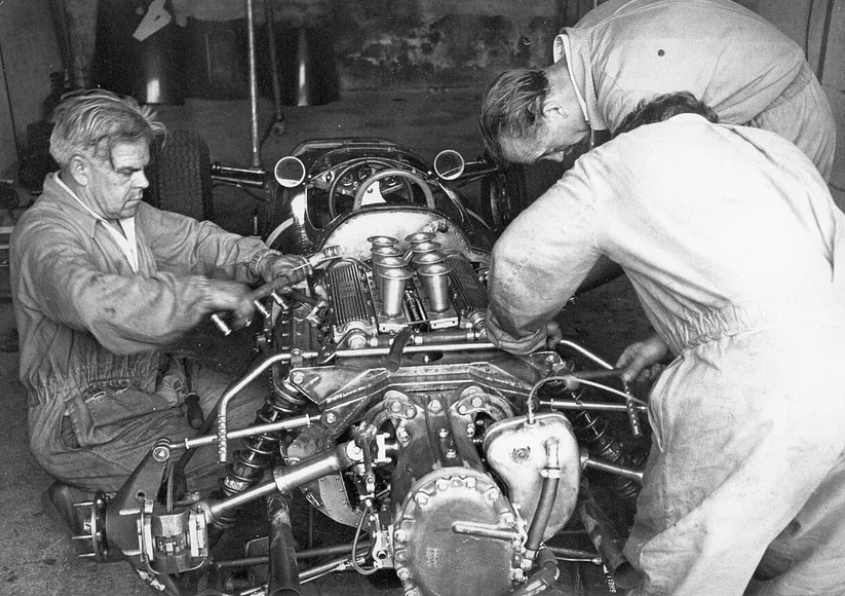 Образ механиков в промасленных комбинезонах, работающих в небольших мастерских или гаражах, на протяжении многих лет был синонимом клиентских команд в Формуле-1.