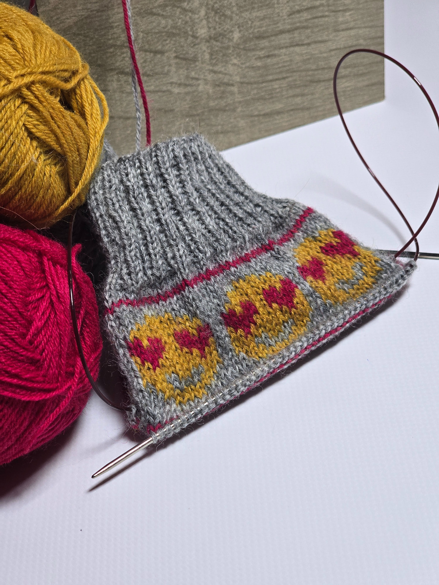 Такой жаккард сейчас у меня на спицах