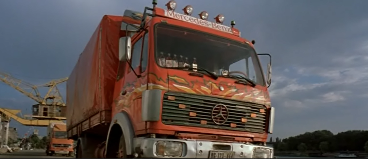 Красный грузовик мафии, припаркованный на набережной Дуная