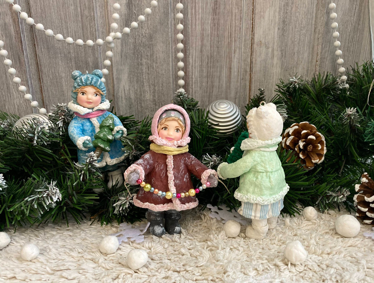 Елочные игрушки из ваты, высота до 12 см. Фото автора.