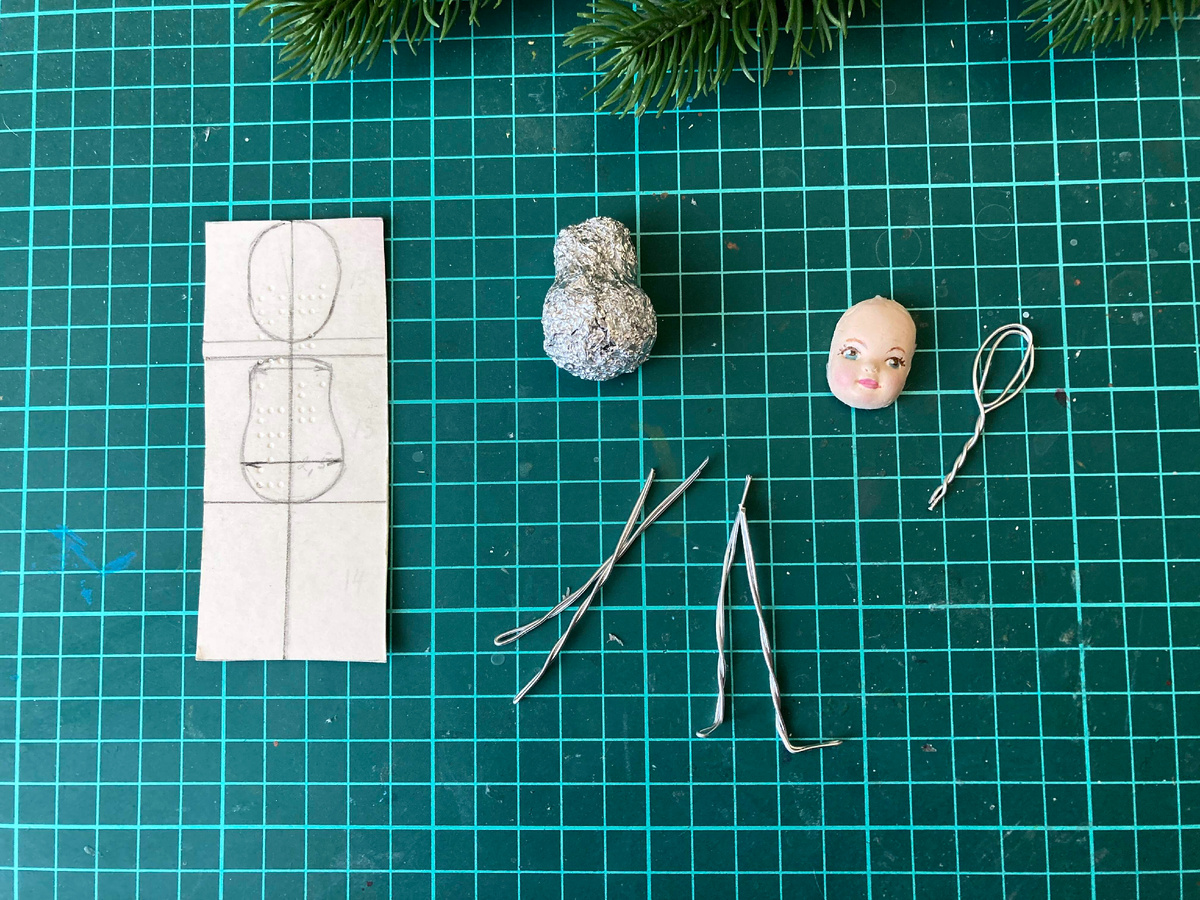 Заготовки для головы, рук, ног и тельце из фольги. Фото автора. 