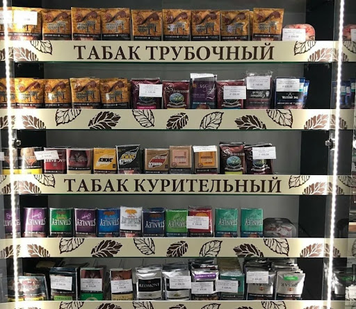 Витрина трубочного и курительного табака в магазине
