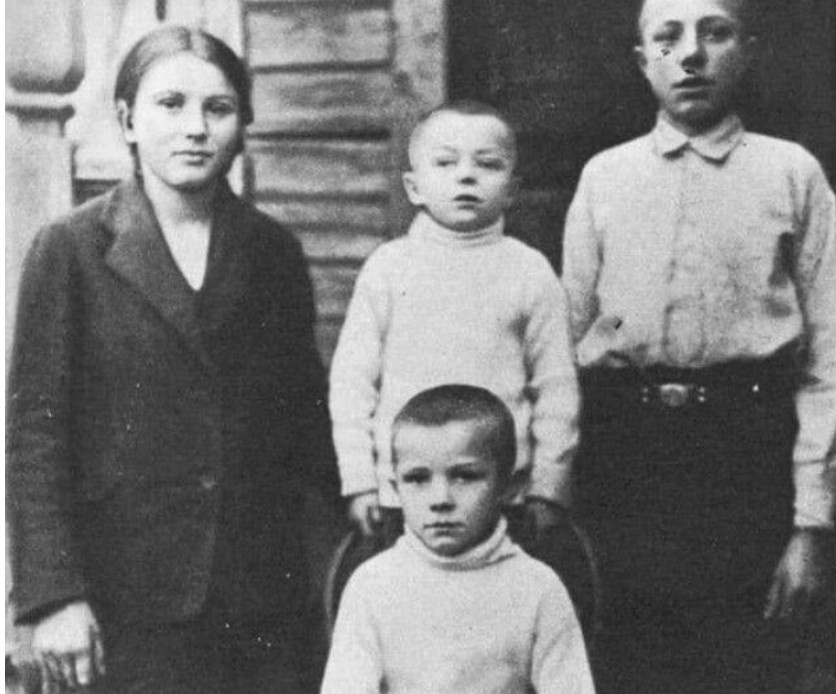 Братья Гагарины с сестрой в детстве