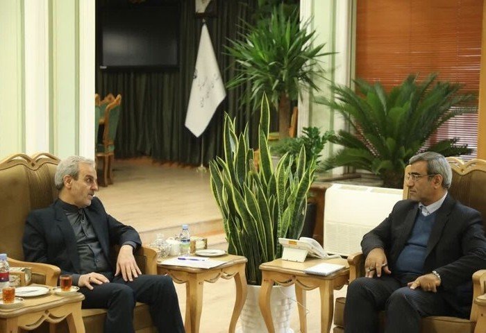 Встреча посла Ирана в Туркменистане Али Моджтабы Рузбехани и губернатора провинции Хорасан-Разава Голамхоссейна Мозаффари, 19 января 2025 года, Хорасан-Разава, Иран (Фото: turkmendemiryollary.gov.tm).