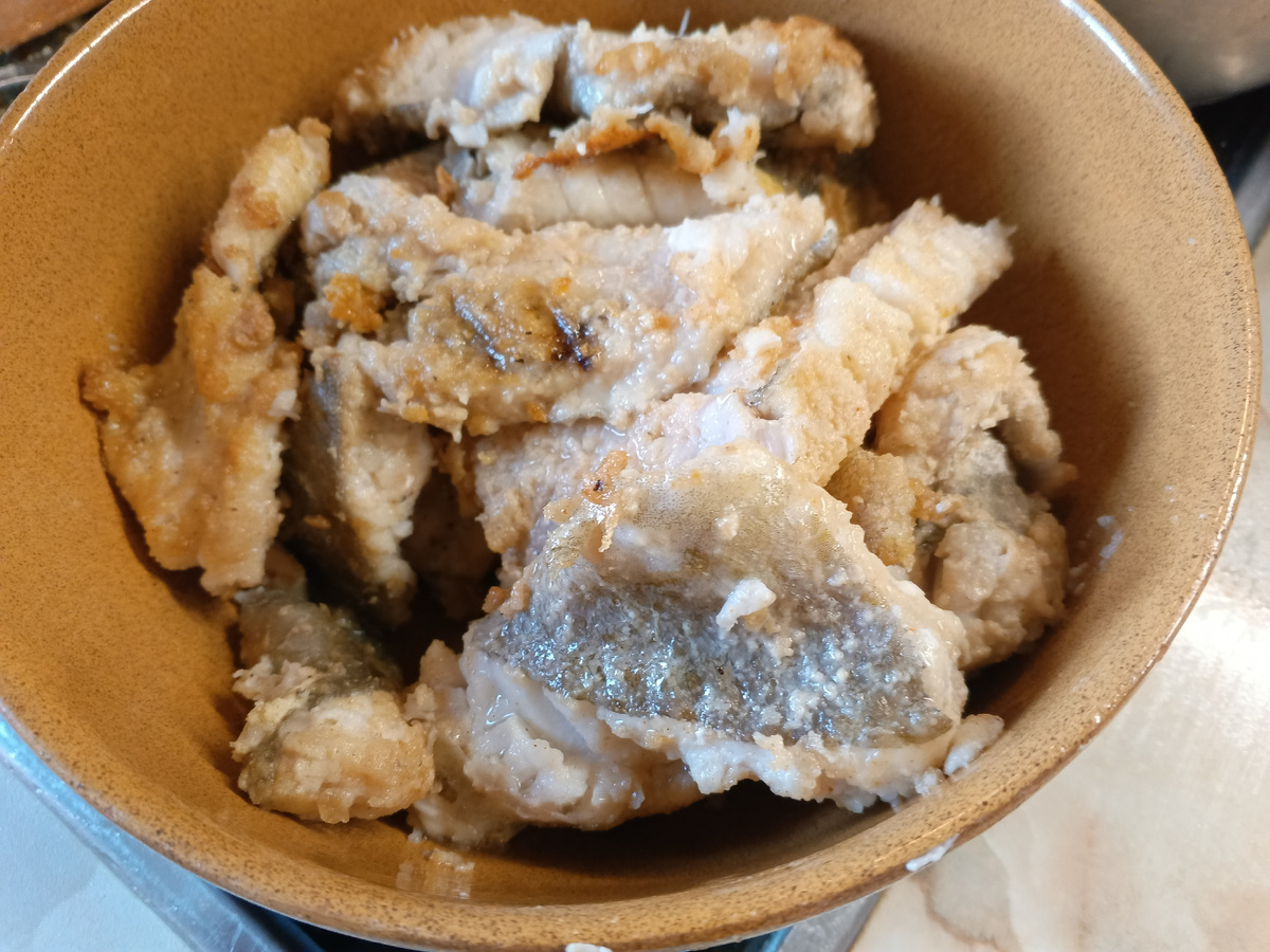 фото автора: срезки подаренные на сковороде с мукой