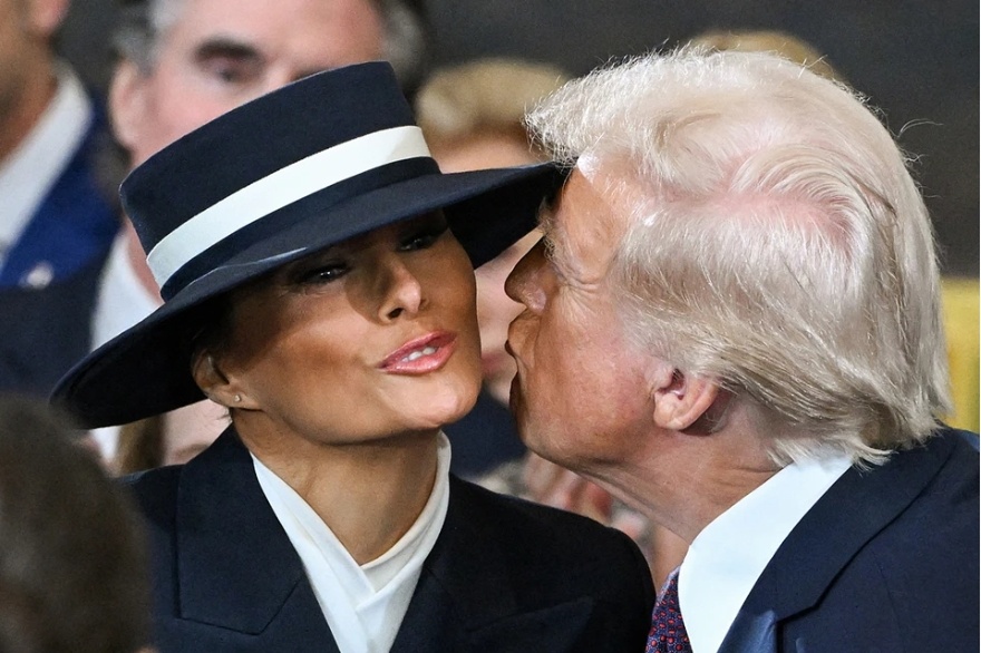 Инаугурация президента США 2025. Шляпка от Eric Javitz мешает Трампу поцеловать Меланию
