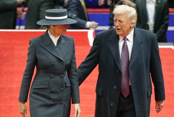    Президент США Дональд Трамп и первая леди США Мелания Трамп на параде по случаю инаугурации