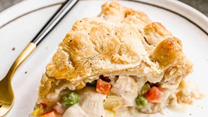 Этот традиционный рецепт куриного пирога с овощами прост в приготовлении. (Lauren Allen