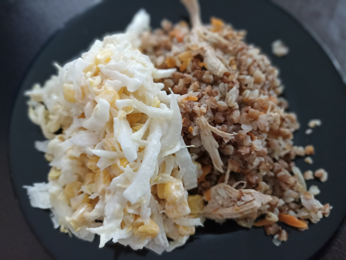 Греча с мясом и салат ( пекинская капуста и кукуруза) 