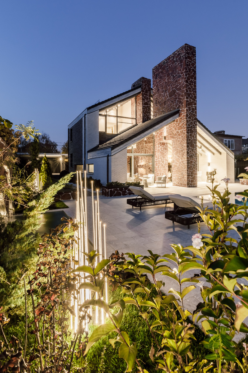 В этом проекте авторы придерживались принципа контраста между монументальным и и массивным на вид железобетонным каркасом здания и панорамным остеклением