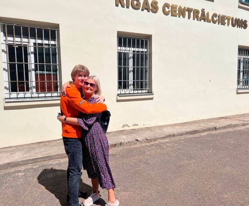 Светлана Николаева с сыном Сашей Дубяго у Рижской тюрьмы в июне 2022 года © Sputnik