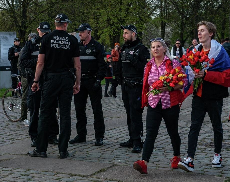 Светлана с сыном у Памятника Освободителям в мае 2022 года © Sputnik