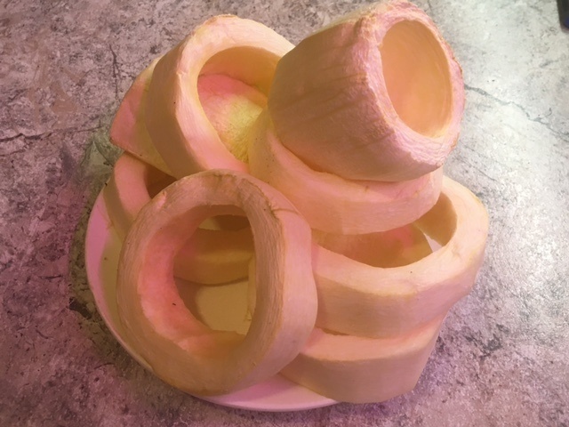    Изрядно высохший в городской квартире кабачок