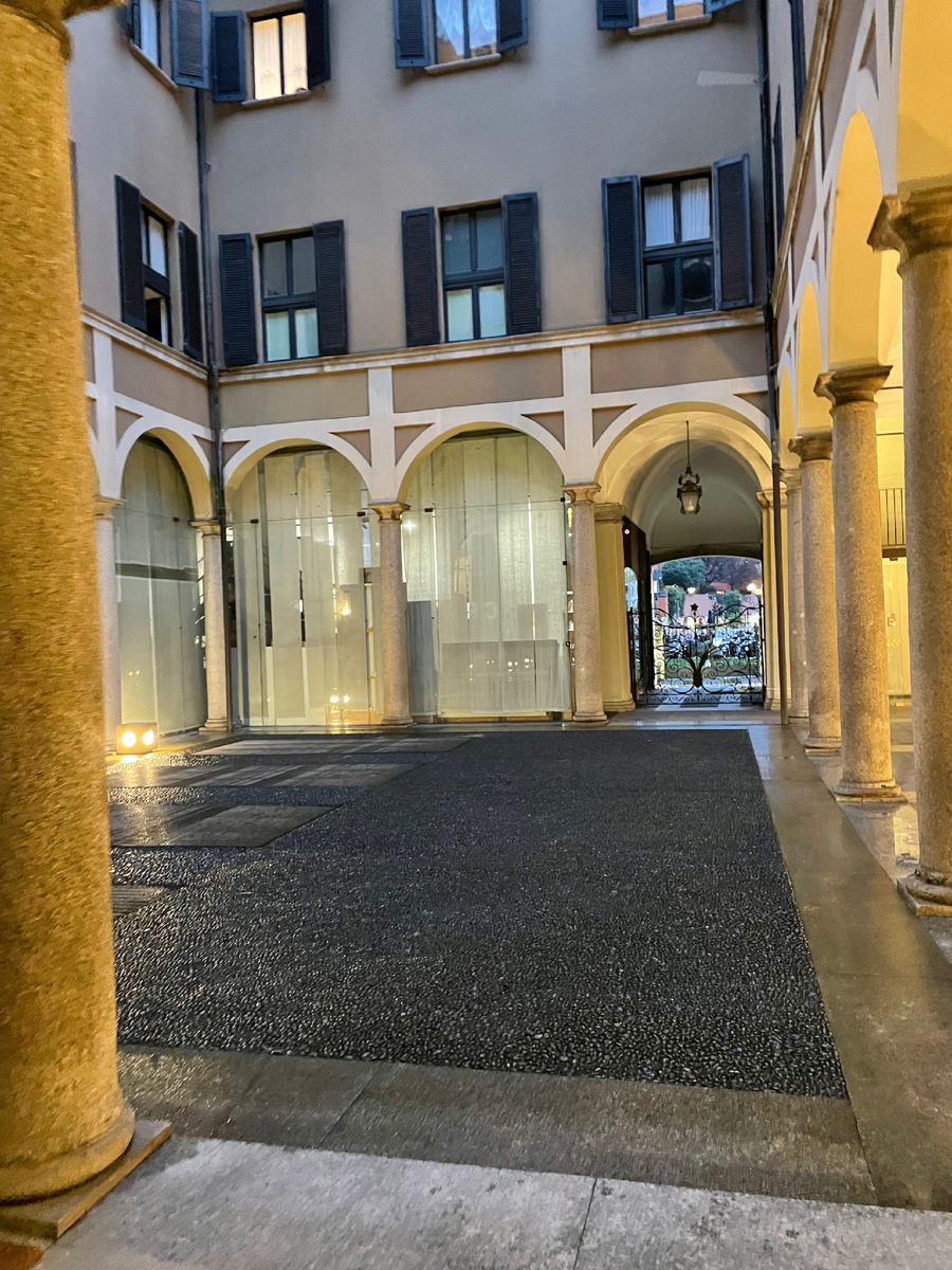 Еще один внутренний дворик