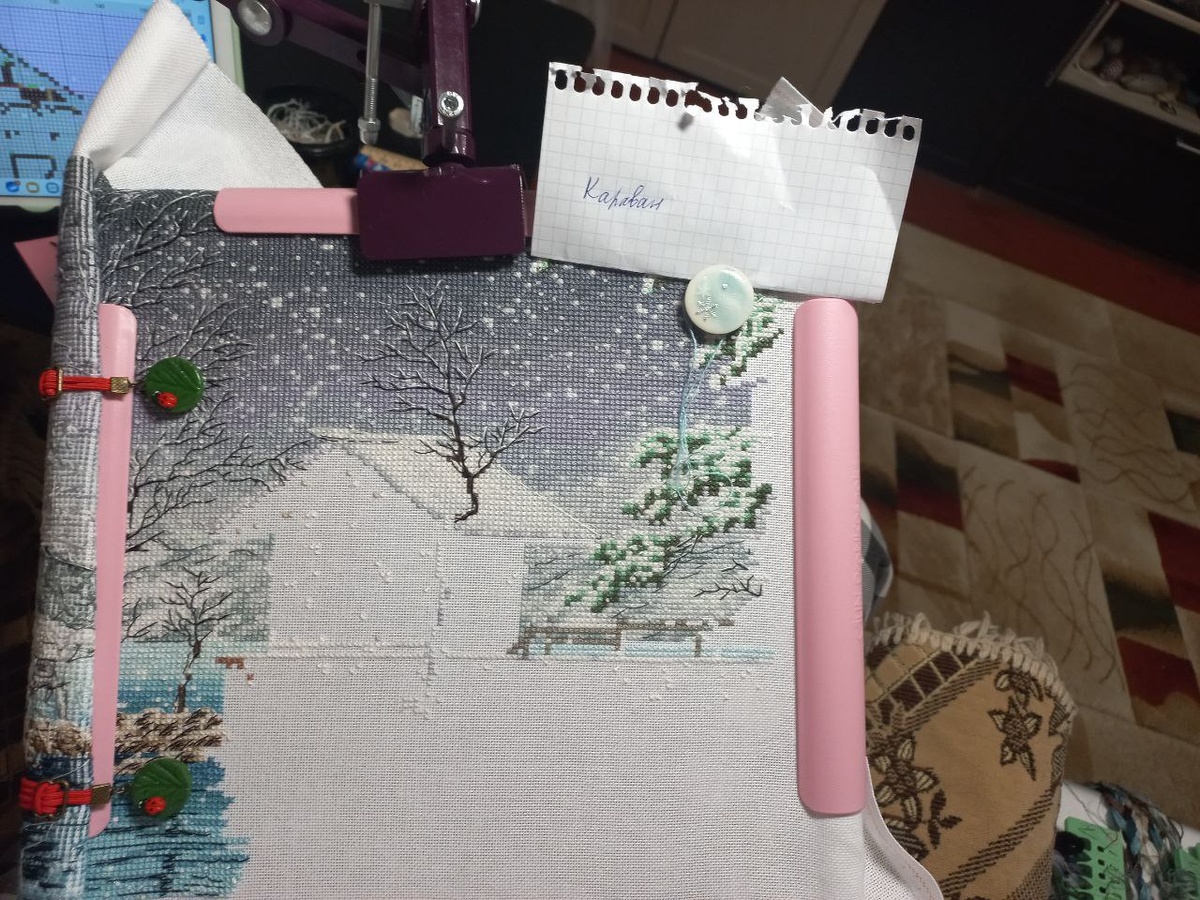 Фото процесса. Вышивала сначала снег, делала протяжки, а потом эти протяжки закрывались стежками. Листайте карусель