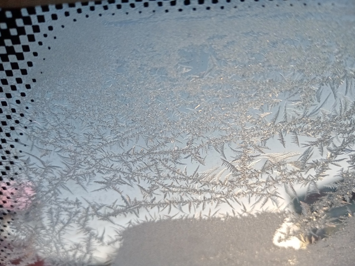 Мороз за ночь даже узоры нарисовал