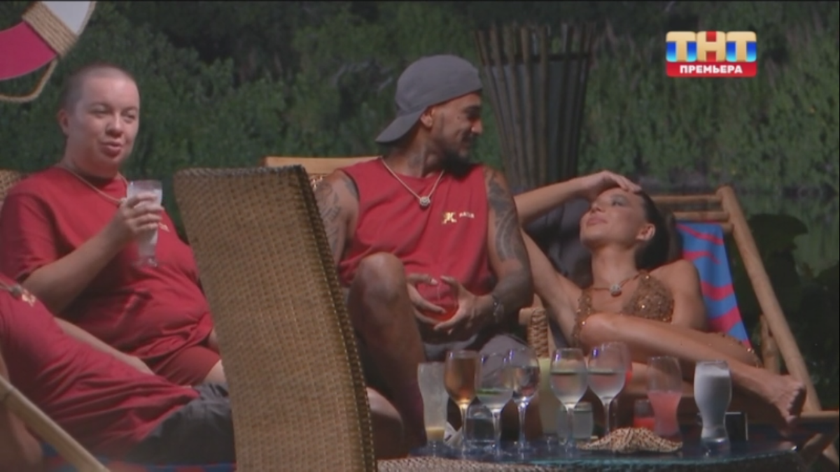 Коктейльная вечеринка. Кадр из шоу "Звезды в джунглях"/ ТНТ