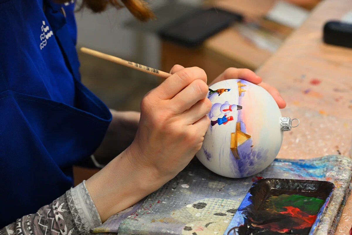 Гордостью фабрики — шары с художественной росписью