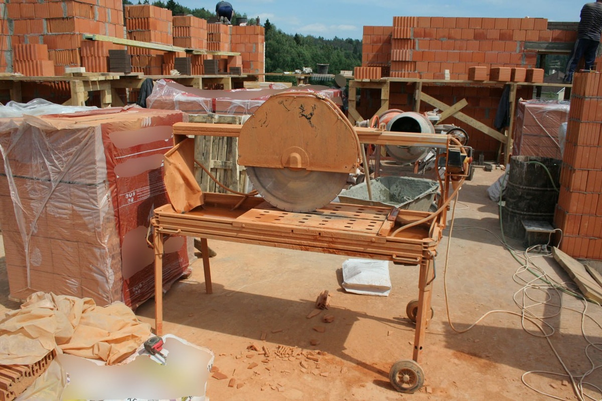 Станок для резки керамических блоков.