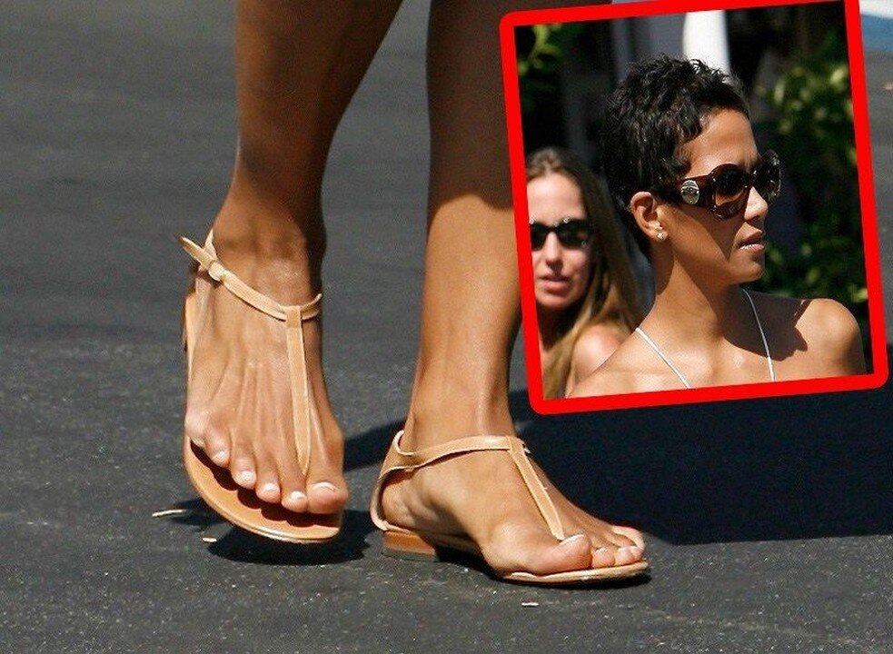 У Холли 6 пальцев на правой ноге