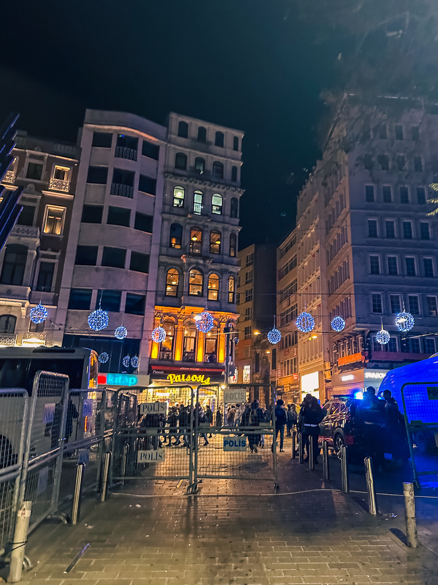 Истикляль в Новый год: перекрываются все дороги