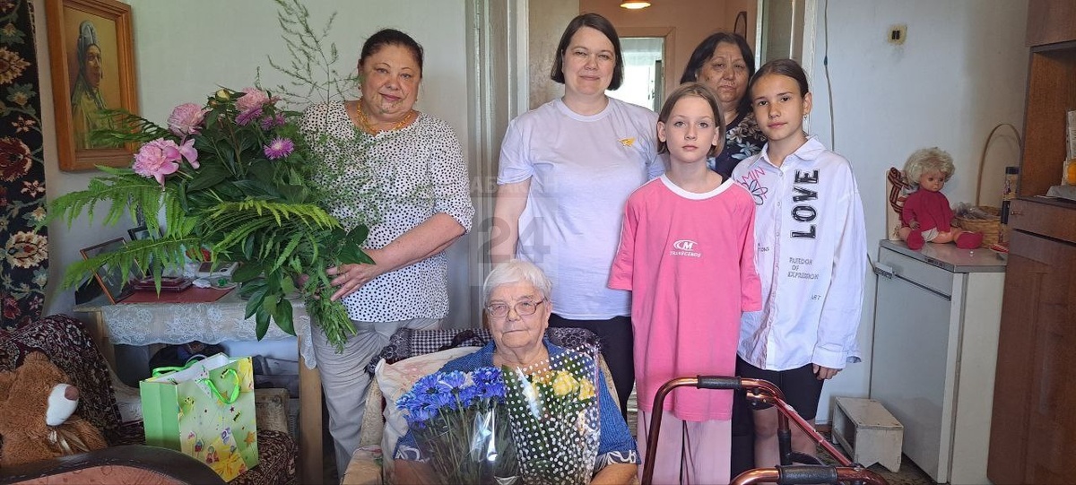 Софья Александровна Серикова с семьей