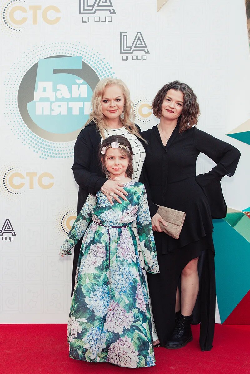 Лариса Долина с дочерью Линой и внучкой