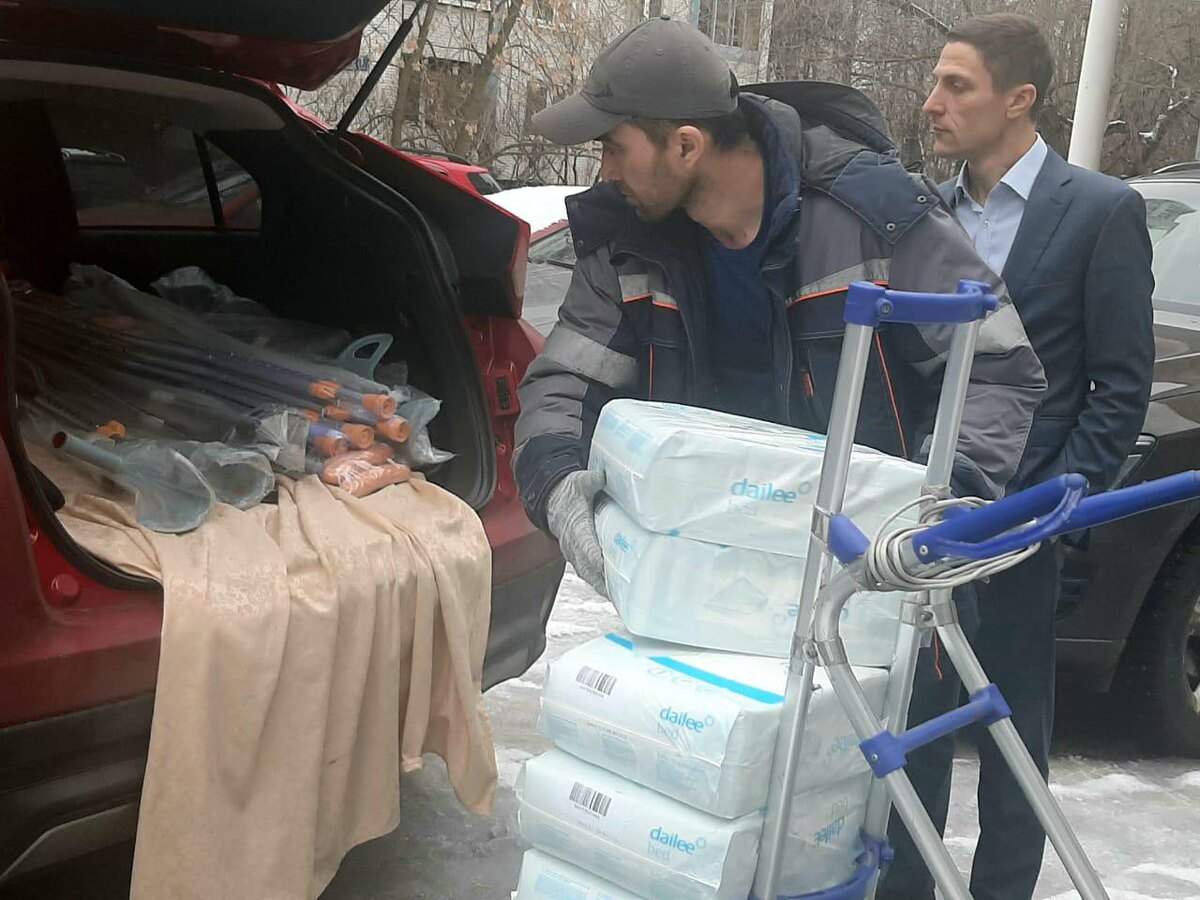 Разгрузка машины добровольца в госпитале