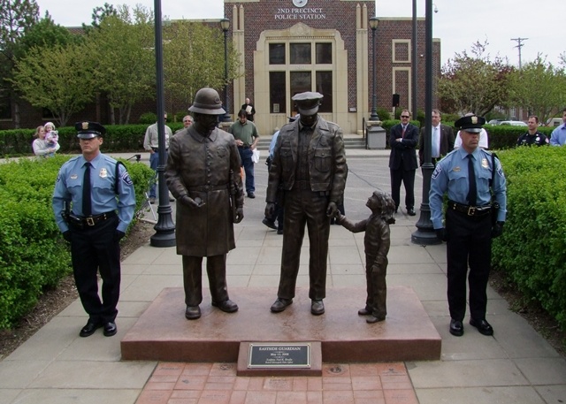 Памятник полицейским в Миннеаполисе
