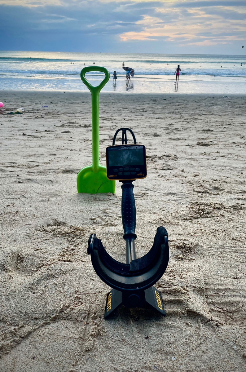 Пластиковой детской лопатки хватило, чтобы рыхлить пляжи Тая👌