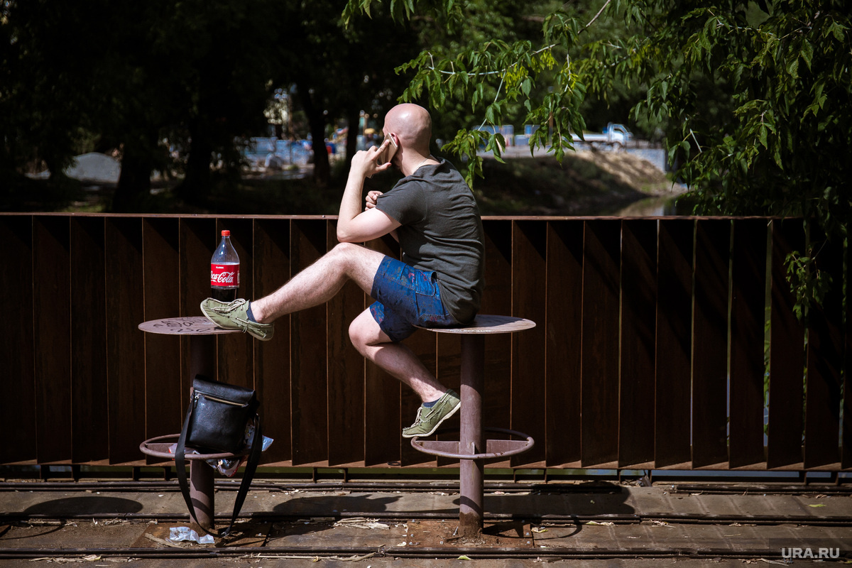 Курение вейпа вызывает раннее облысение у молодежи, считает депутат Башанкаев. Фото: Наталья Чернохатова © URA.RU