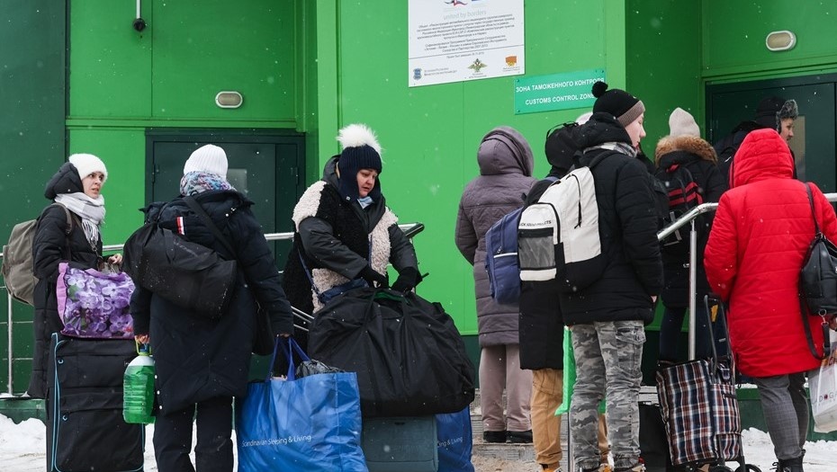    Очередь у погранперехода Ивангород-Нарва на границе России и Эстонии. Автор фото: Петр Ковалев/ТАСС