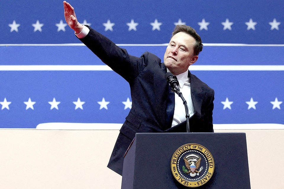    Выступая на инаугарационном мероприятии Трампа, миллиардер в конце речи дважды вскинул вверх правую руку. REUTERS