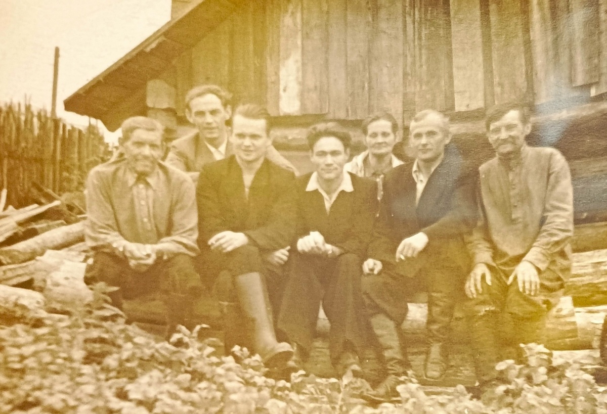 Папа в середине