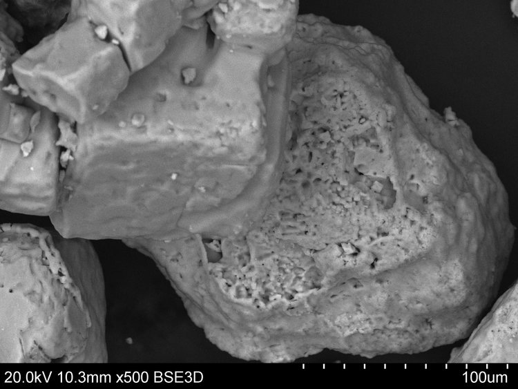 Мелкокристаллические частицы хлорида калия под микроскопом📷    Ученые Пермского Политеха разработали способ получения более мелкого хлорида калия для минеральных удобрений, кожзаменителей и пищевых добавок
