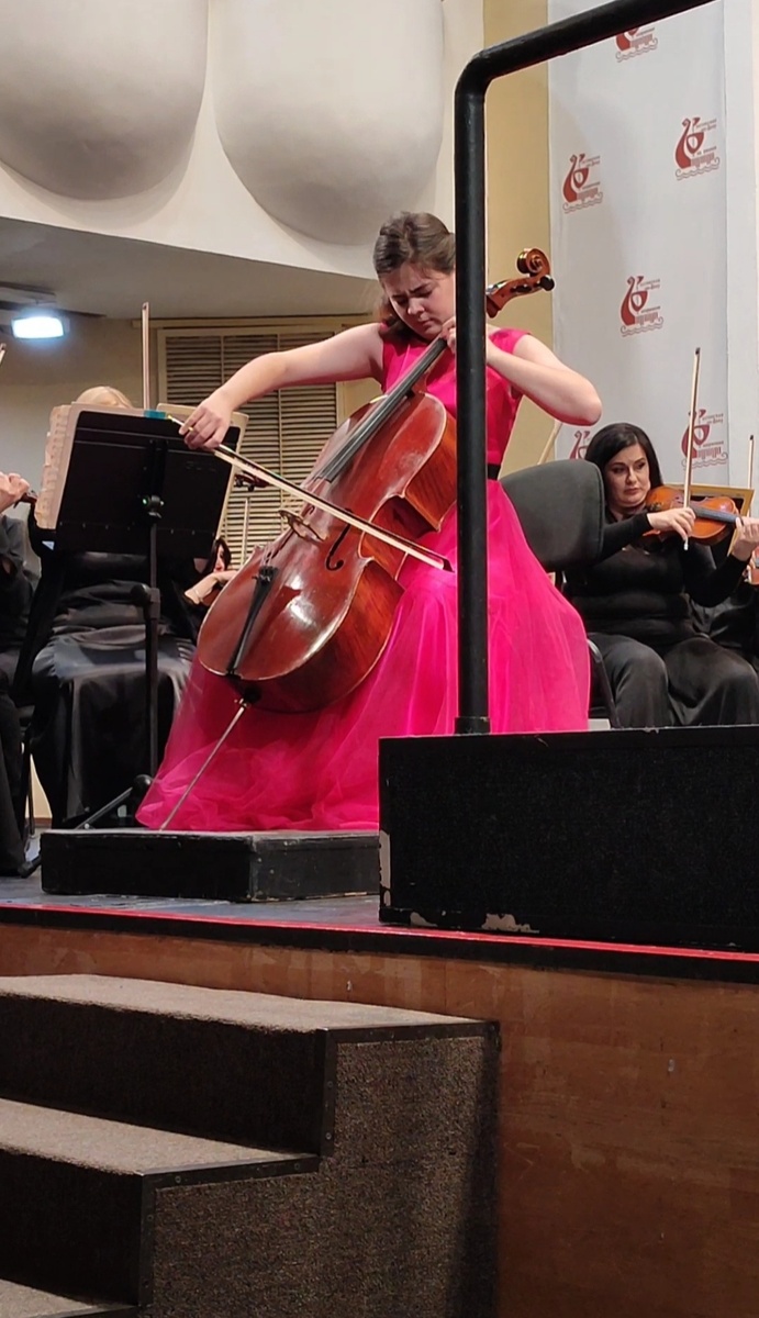 Талантливейшая девочка-виолончелистка из другого города, приехавшая в наш город