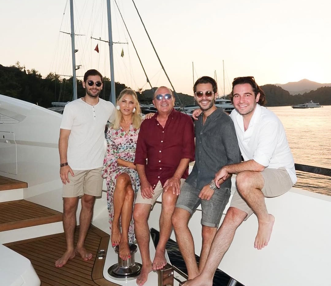 Арзу и Омер Сабанджи с сыновьями