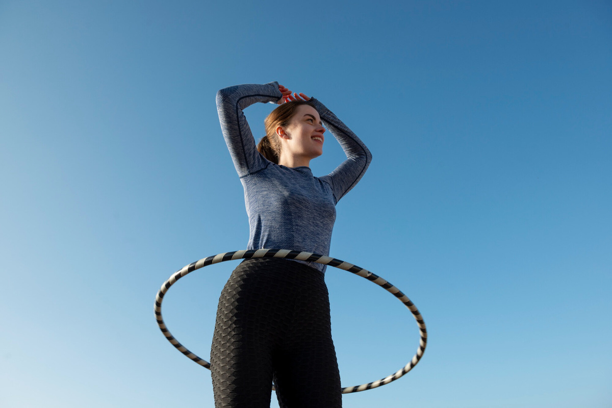     Ученые выяснили, почему не у всех людей получается крутить хулахуп