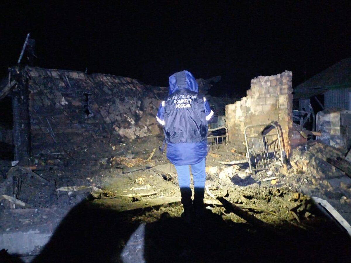    Два человека погибли и три пострадали после пожара в Новохоперском районе Воронежской области взято из телеграм-канала СУ СК РФ по Воронежской области