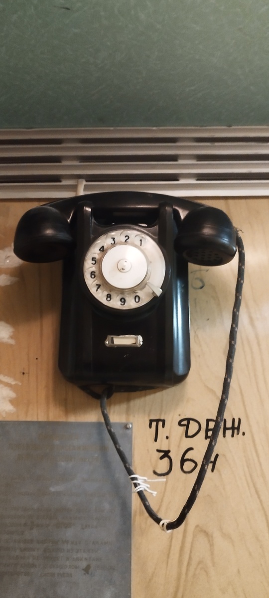 Телефон в лифте. Сто лет таких не видела. 